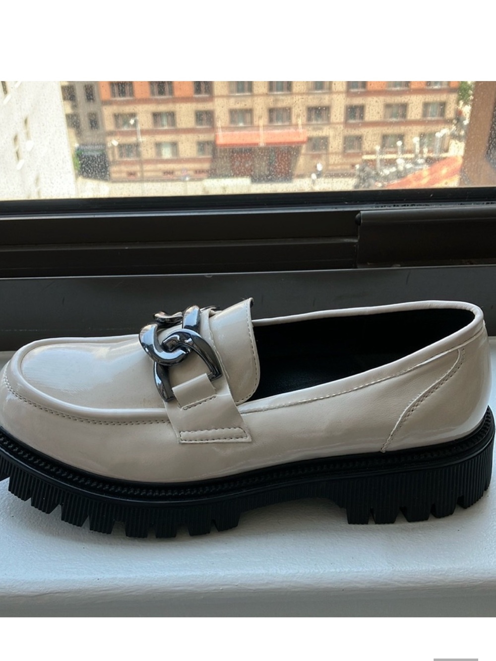 Cream patent Loafers with Chain Detail sz 10 G.C. Shoes